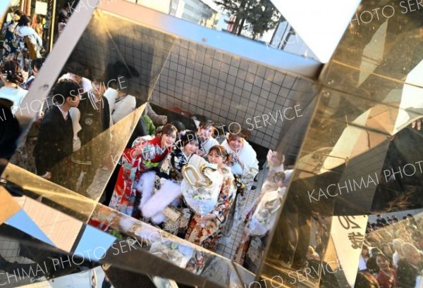 ２０歳のつどいの万華鏡。オブジェのミラーに映し出された二十歳の群像（１１日、帯広、塩原真撮影）