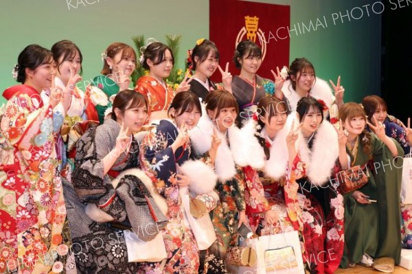 友人同士で集まり記念撮影（１１日、幕別、助川かおる通信員撮影）