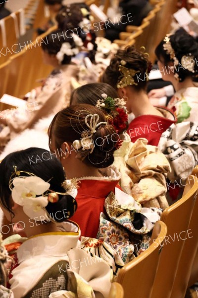 着物やヘアメークは式典に向け早朝から準備したという（１１日、幕別、助川かおる通信員撮影）