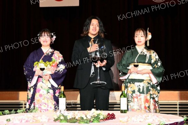 ２００５年産の十勝ワインで乾杯！　池田町はたちのつどいに３４人