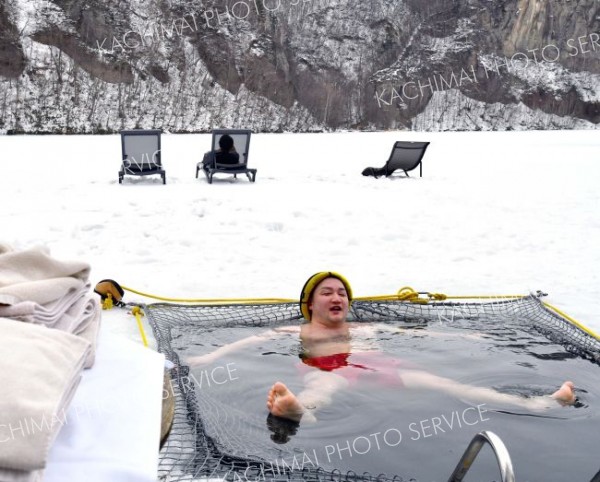 凍った湖に漬かりアヴァントを満喫する参加者