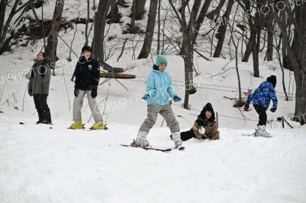 初心者から経験者まで１１人の子どもが義経の里スキー場で滑走を楽しんだ