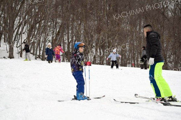 初心者から経験者まで１１人の子どもが義経の里スキー場で滑走を楽しんだ