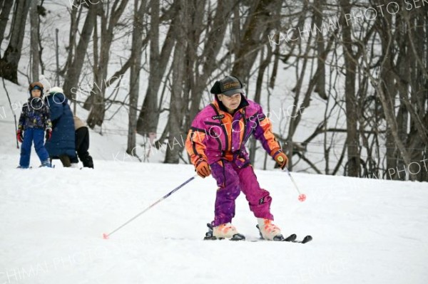 義経の里スキー場で滑走を楽しむ町民