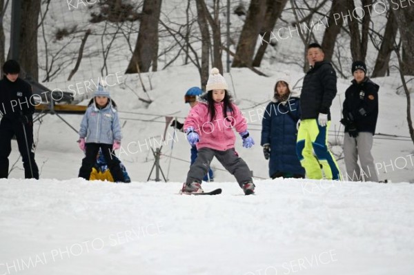 初心者から経験者まで１１人の子どもが義経の里スキー場で滑走を楽しんだ