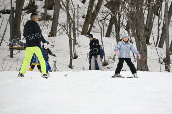 初心者から経験者まで１１人の子どもが義経の里スキー場で滑走を楽しんだ