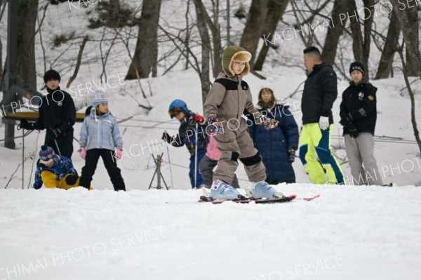 初心者から経験者まで１１人の子どもが義経の里スキー場で滑走を楽しんだ