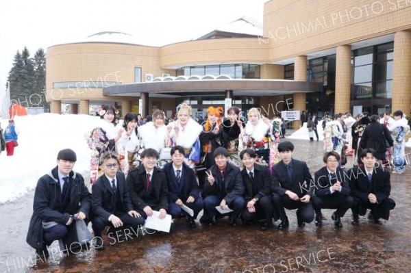 旧友との再会を喜び、式典に集う出席者ら（１１日午前１０時半ごろ。音更町文化センターで。平栗玲香通信員撮影）