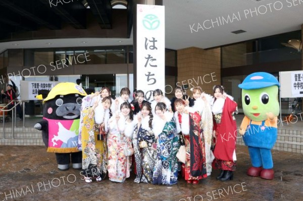 旧友との再会を合う出席者ら（１１日午前１０時３５ごろ。音更町文化センターで。平栗玲香通信員撮影）