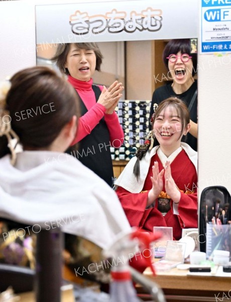 二十歳の思い晴れ着に込め　十勝各地「はたちの集い」　早朝から着付けフル回転