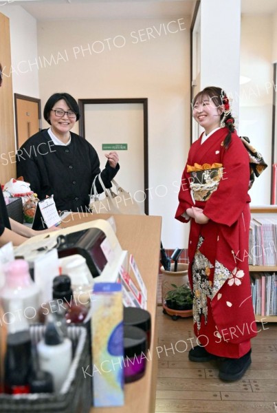 二十歳の思い晴れ着に込め　十勝各地「はたちの集い」　早朝から着付けフル回転 2