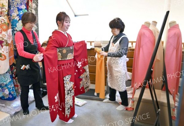 二十歳の思い晴れ着に込め　十勝各地「はたちの集い」　早朝から着付けフル回転 6