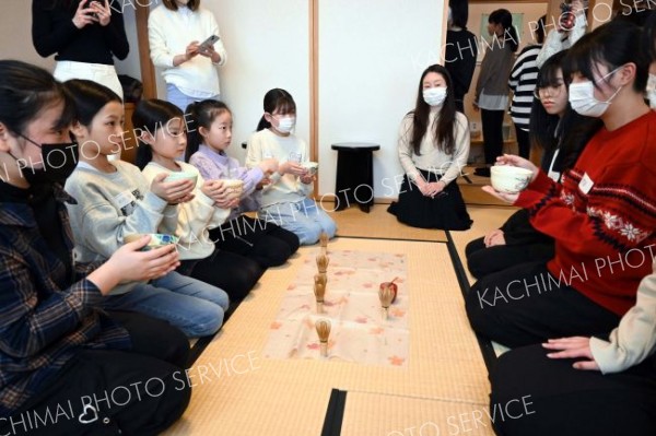 部活動って楽しいよ　帯広柏葉高生徒会が初の小学生体験会
