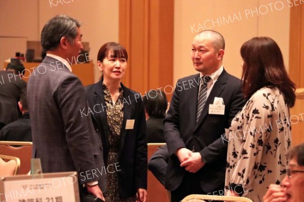 新年懇親パーティーで談笑する卒業生ら