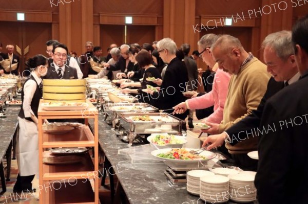 にぎわいを見せる新年懇親パーティー