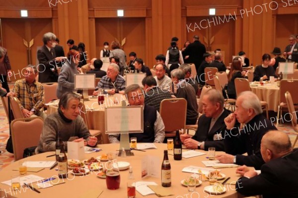 にぎわいを見せる新年懇親パーティー