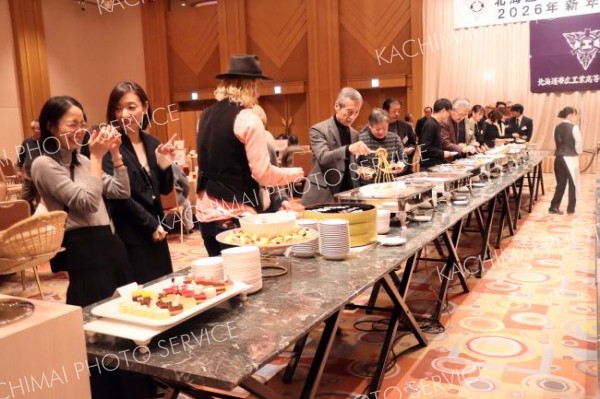 にぎわいを見せる新年懇親パーティー