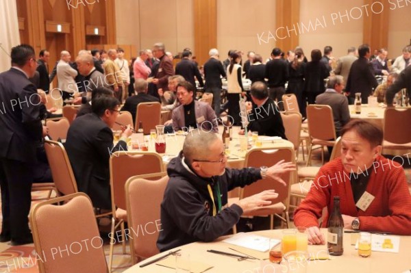 にぎわいを見せる新年懇親パーティー