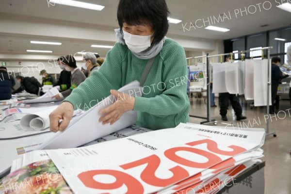 好みのカレンダーを見定める来場者たち