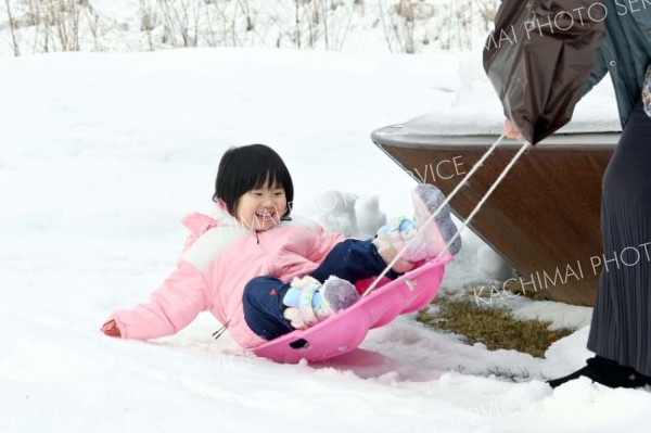 そり遊びを楽しむ子ども