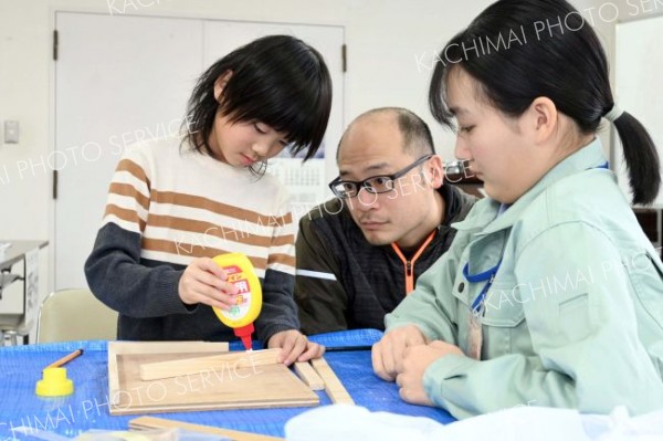 高校生に教わりながらスマートボール作りに挑戦する参加者ら