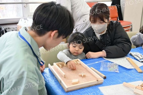 ものづくりを体験する参加者ら