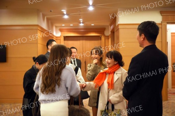 旧交を温める出席者（平栗玲香通信員撮影）