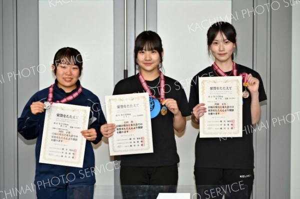 女子１５００メートルの表彰台