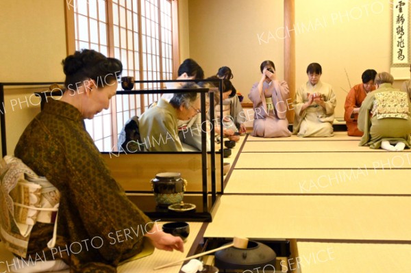 濃茶を味わう初点茶会の参加者ら