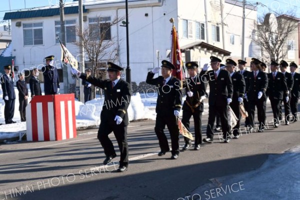 団員５１人が分列行進　更別消防団出初め式