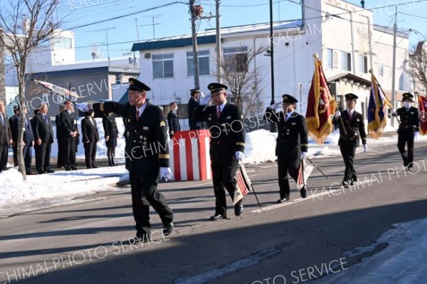 先頭に分列行進する団員たち