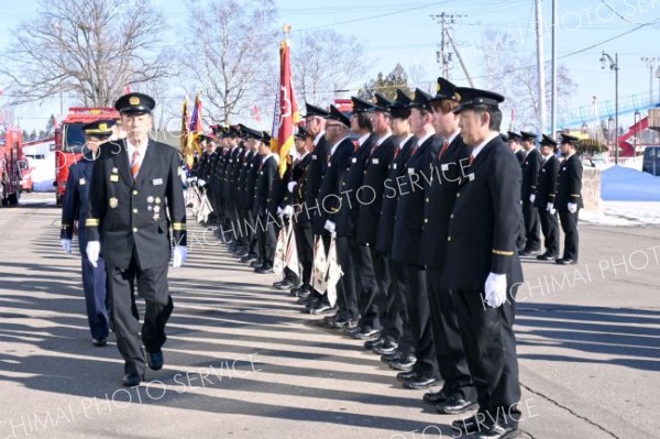服装点検を受ける団員たち