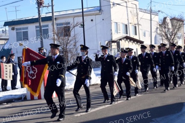 分列行進する団員たち