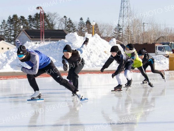 先頭を滑る高校生の後ろに張り付いて滑走する団員