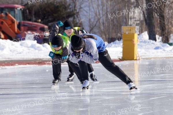 片足荷重の練習法の見本を見せる高校生と団員