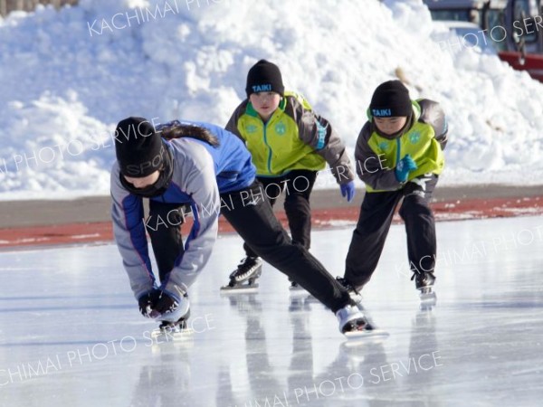 片足荷重の練習法の見本を見せる高校生と団員