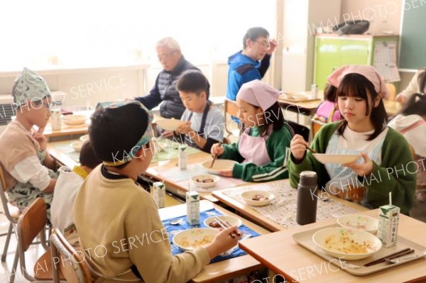 オーガニック給食を味わう児童