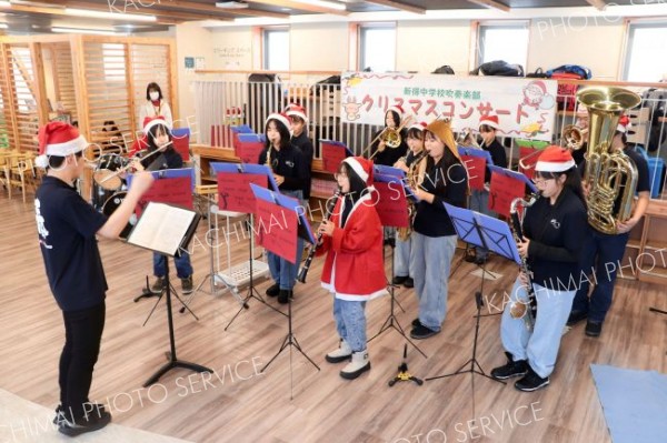 合唱とハンドベルの軽やかなメロディー　新得中吹奏楽部がコンサート