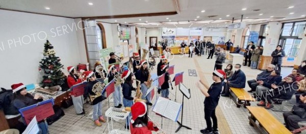 新得駅の待合室で演奏する吹奏楽部