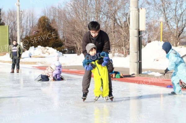 励まし受けて懸命に練習　大樹でちびっこスケート教室