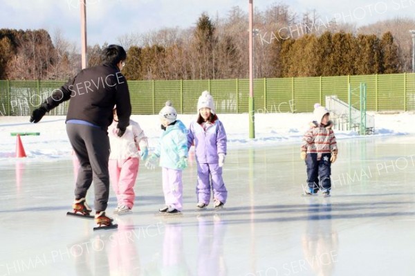 スケートに親しむ子どもたち