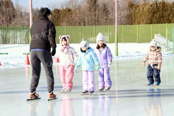 スケートに親しむ子どもたち
