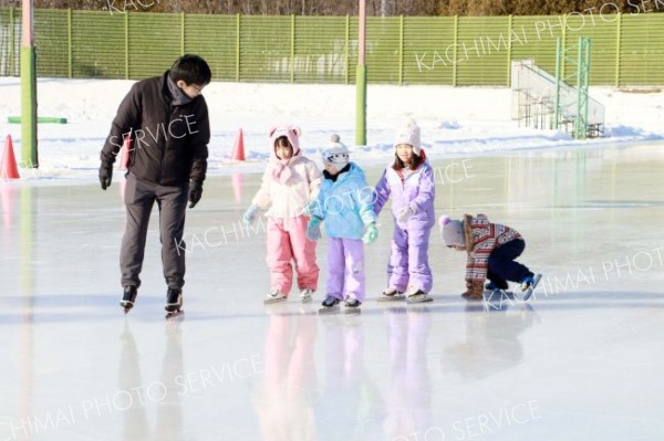 スケートに親しむ子どもたち