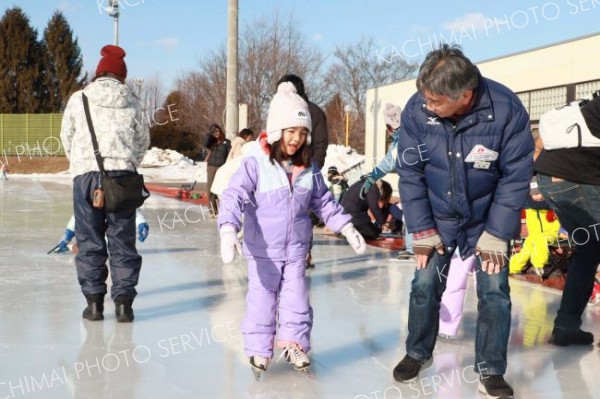 スケートに親しむ子どもたち