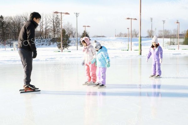 スケートに親しむ子どもたち