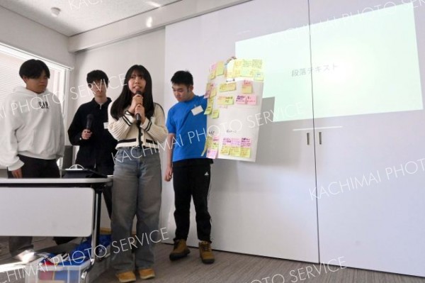 災害に強い街のつくり方について発表する生徒ら