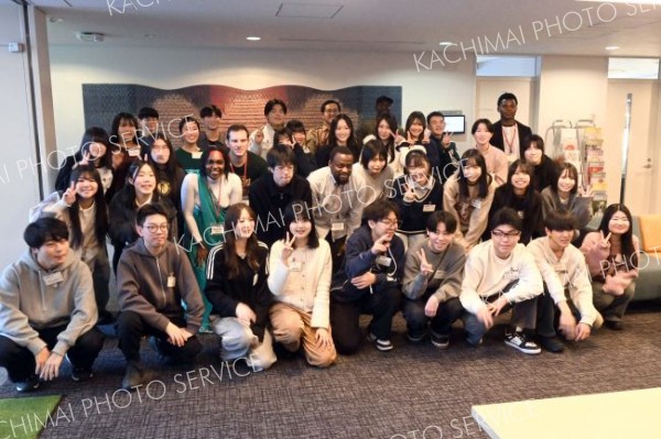 プログラムに参加した生徒と留学生ら