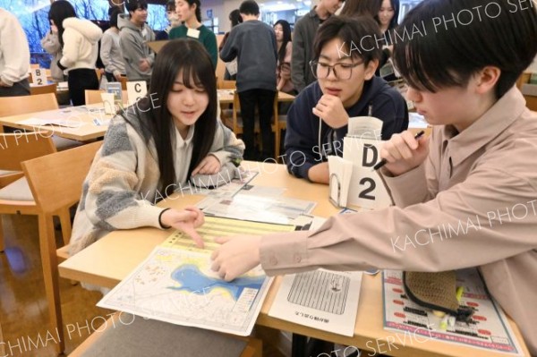 「風水害２４」に挑戦する生徒ら