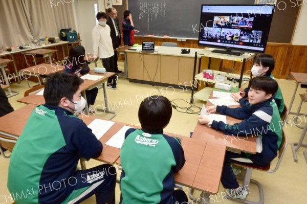 町内の４小学校と１中学校をオンラインで結んで「いじめ撲滅」を考えた