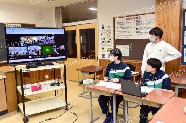 町内の４小学校と１中学校をオンラインで結んで「いじめ撲滅」を考えた
